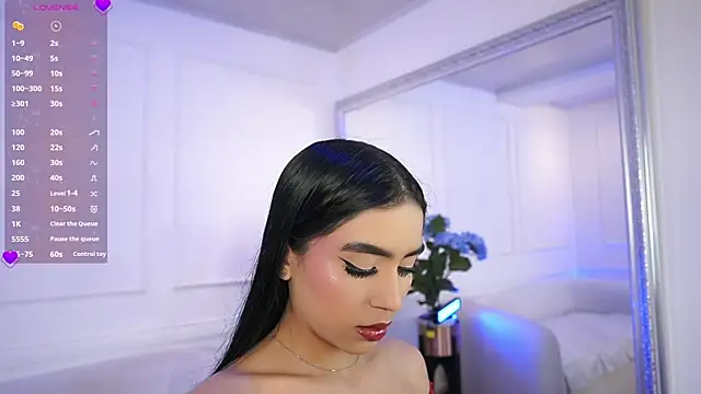 Snapshot of elasummer chatting on 02-19-25, 12:00 elasummer online show from 02-19-25, 12:00