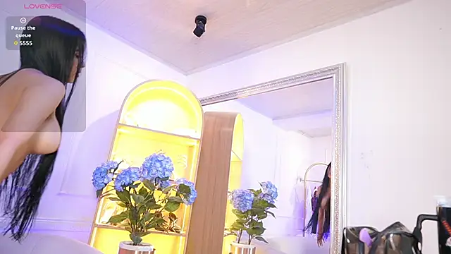 Snapshot of elasummer chatting on 12-17-25, 12:33 elasummer online show from 12-17-25, 12:33