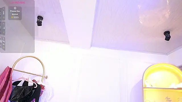 Snapshot of elasummer chatting on 12-18-25, 12:33 elasummer online show from 12-18-25, 12:33