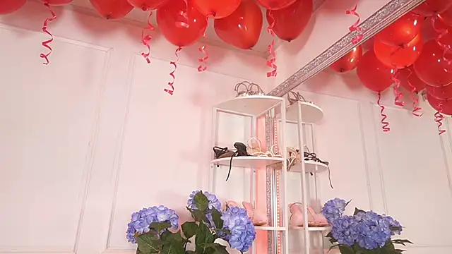 Snapshot of elasummer chatting on 02-14-26, 12:57 elasummer online show from 02-14-26, 12:57