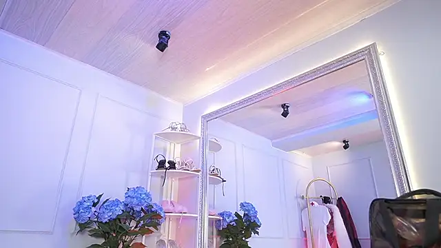 Snapshot of elasummer chatting on 03-13-26, 05:19 elasummer online show from 03-13-26, 05:19