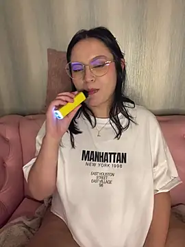 Snapshot of PoliBenett_ chatting on 02-28-25, 05:04 PoliBenett online show from 02-28-25, 05:04