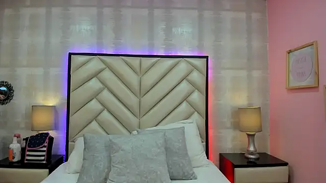 Snapshot of HazelMoret chatting on 09-13-25, 11:21 HazelMoret online show from 09-13-25, 11:21