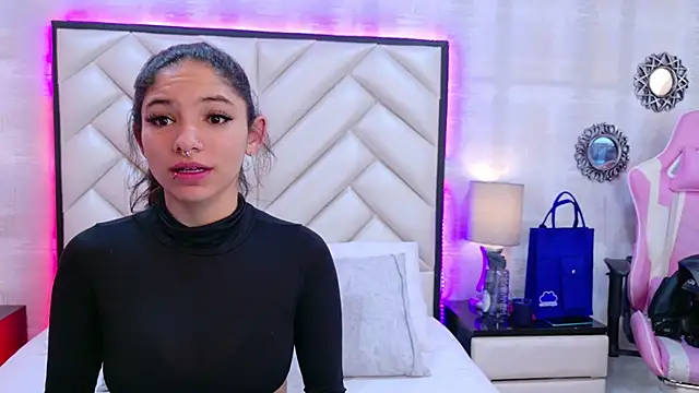 Snapshot of HazelMoret chatting on 09-19-25, 11:33 HazelMoret online show from 09-19-25, 11:33