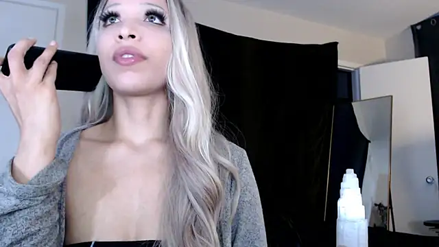 Snapshot of liadivina chatting on 02-27-25, 03:58 liadivina online show from 02-27-25, 03:58