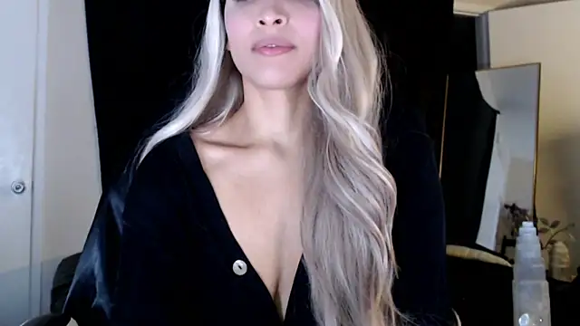 Snapshot of liadivina chatting on 03-05-25, 07:05 liadivina online show from 03-05-25, 07:05