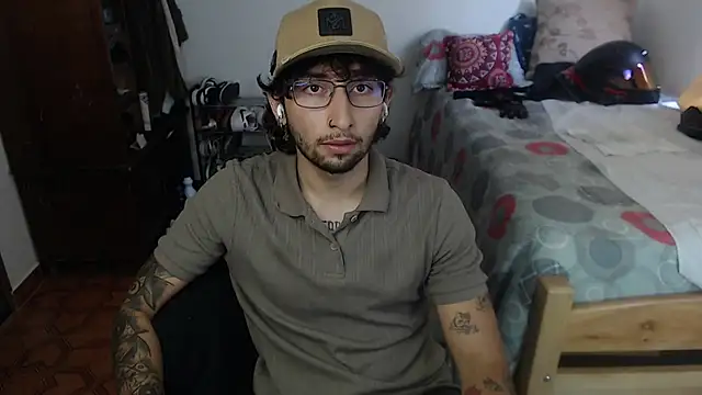 Snapshot of Dereck_Dickson chatting on 10-02-25, 05:20 Dereck Dickson online show from 10-02-25, 05:20