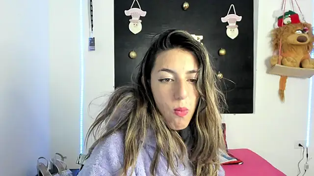 Snapshot of queen-natty chatting on 12-12-24, 03:43 queen-natty online show from 12-12-24, 03:43