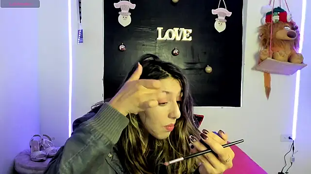 Snapshot of queen-natty chatting on 12-22-24, 09:31 queen-natty online show from 12-22-24, 09:31