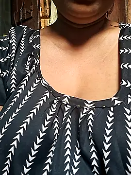 Snapshot of Hot-Anuska chatting on 02-17-25, 04:20 Hot-Anuska online show from 02-17-25, 04:20