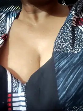 Snapshot of Hot-Anuska chatting on 10-18-25, 02:47 Hot-Anuska online show from 10-18-25, 02:47