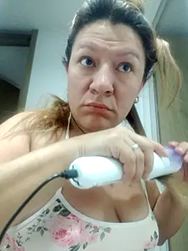Snapshot of Skylar-Vox- chatting on 02-20-25, 10:48 Skylar-Vox- online show from 02-20-25, 10:48