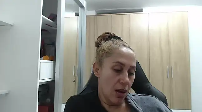 RoxanaLove9 online show from 01-05-25, 03:00