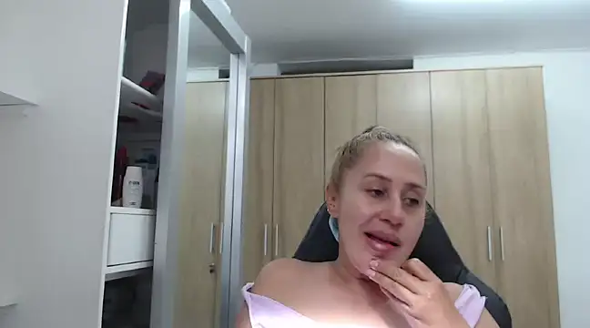 RoxanaLove9 online show from 01-05-25, 07:17