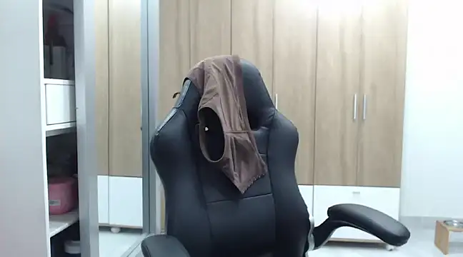 RoxanaLove9 online show from 02-05-25, 01:15