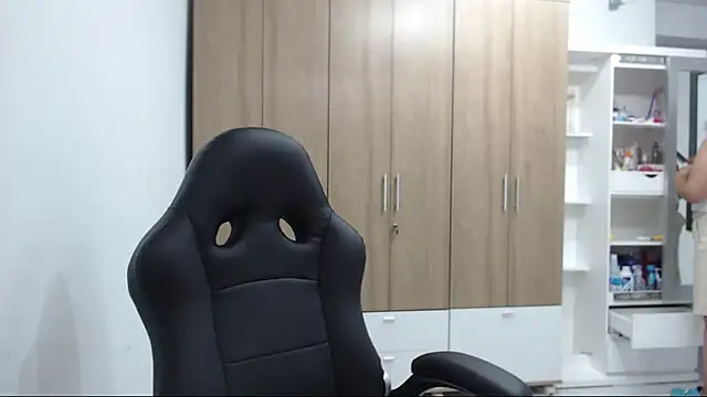 RoxanaLove9 online show from 12-05-25, 08:49