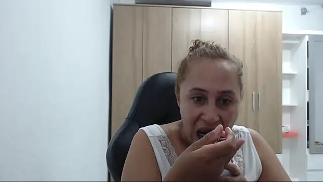 Snapshot of RoxanaLove9 chatting on 05-08-26, 10:37 RoxanaLove9 online show from 05-08-26, 10:37