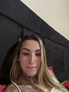 Snapshot of hotskinny1 chatting on 02-22-25, 01:00 hotskinny1 online show from 02-22-25, 01:00