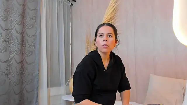 Snapshot of Lucianaferro_ chatting on 09-25-25, 07:56 Lucianaferro online show from 09-25-25, 07:56