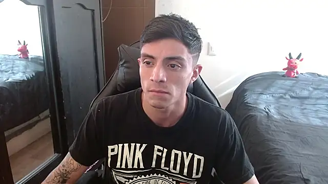 Snapshot of kv___xxx_ chatting on 09-15-25, 08:20 kv   xxx  online show from 09-15-25, 08:20