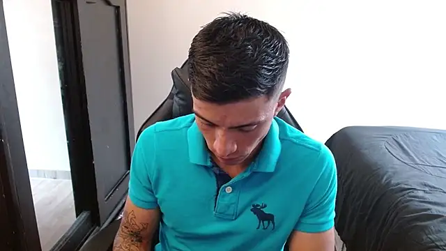 Snapshot of kv___xxx_ chatting on 10-28-25, 03:47 kv   xxx  online show from 10-28-25, 03:47