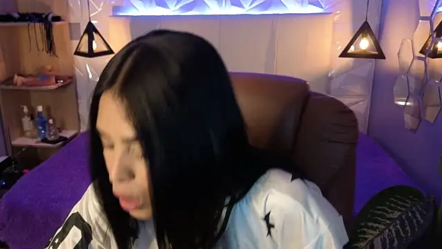 Snapshot of AlessiaVal_ chatting on 12-18-25, 05:30 AlessiaVal online show from 12-18-25, 05:30