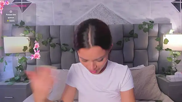 HannaRhodes online show from 01-30-25, 04:34