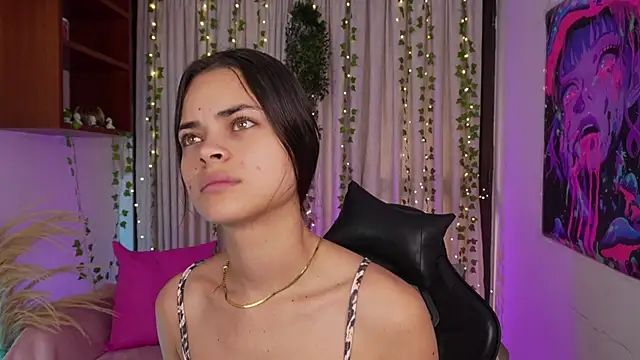 Snapshot of HannaRhodes chatting on 12-18-25, 01:39 HannaRhodes online show from 12-18-25, 01:39