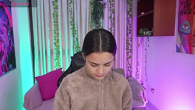 Snapshot of HannaRhodes chatting on 02-02-26, 01:43 HannaRhodes online show from 02-02-26, 01:43