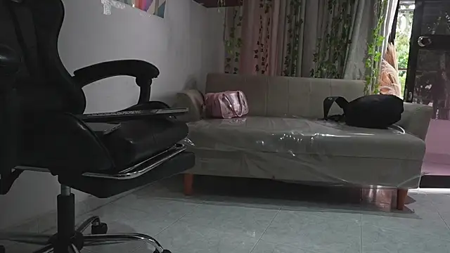 Snapshot of HannaRhodes chatting on 02-07-26, 01:37 HannaRhodes online show from 02-07-26, 01:37