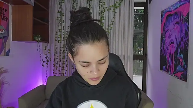 Snapshot of HannaRhodes chatting on 02-10-26, 02:10 HannaRhodes online show from 02-10-26, 02:10