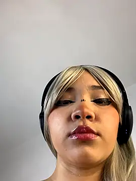 Snapshot of MadelineBenet chatting on 11-28-25, 02:58 MadelineBenet online show from 11-28-25, 02:58