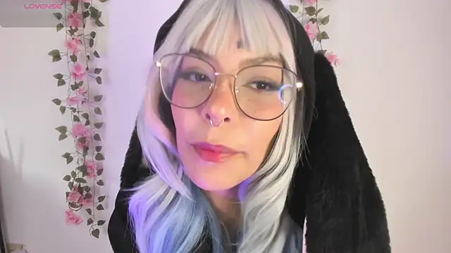 Snapshot of Luna-Chann chatting on 06-15-26, 08:00 Luna-Chann online show from 06-15-26, 08:00
