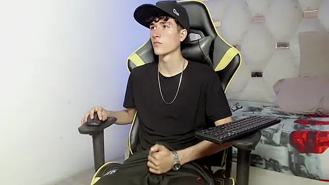 Snapshot of johnny_cagee chatting on 09-13-25, 04:12 johnny cagee online show from 09-13-25, 04:12