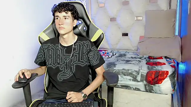 Snapshot of johnny_cagee chatting on 09-18-25, 03:52 johnny cagee online show from 09-18-25, 03:52