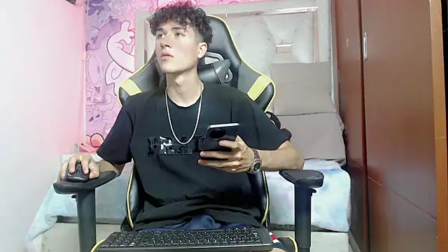 Snapshot of johnny_cagee chatting on 10-25-25, 04:53 johnny cagee online show from 10-25-25, 04:53