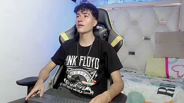 Snapshot of johnny_cagee chatting on 11-14-25, 04:00 johnny cagee online show from 11-14-25, 04:00