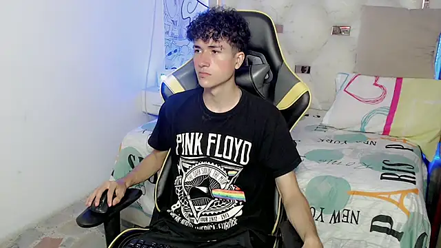 Snapshot of johnny_cagee chatting on 11-19-25, 04:34 johnny cagee online show from 11-19-25, 04:34