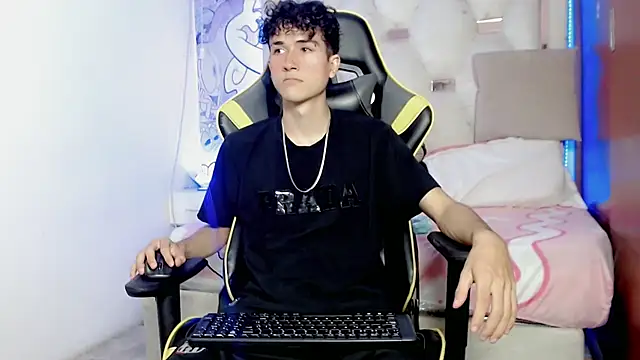 Snapshot of johnny_cagee chatting on 11-27-25, 05:09 johnny cagee online show from 11-27-25, 05:09