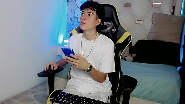 Snapshot of johnny_cagee chatting on 12-14-25, 03:56 johnny cagee online show from 12-14-25, 03:56