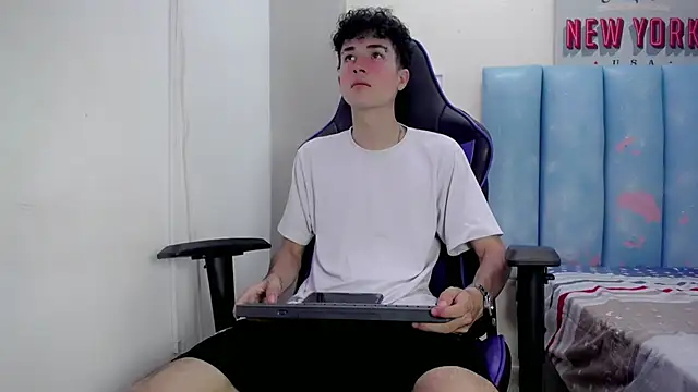 Snapshot of johnny_cagee chatting on 12-15-25, 09:19 johnny cagee online show from 12-15-25, 09:19