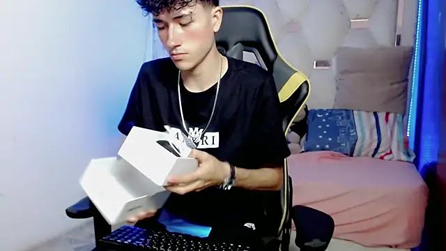 Snapshot of johnny_cagee chatting on 12-18-25, 03:23 johnny cagee online show from 12-18-25, 03:23