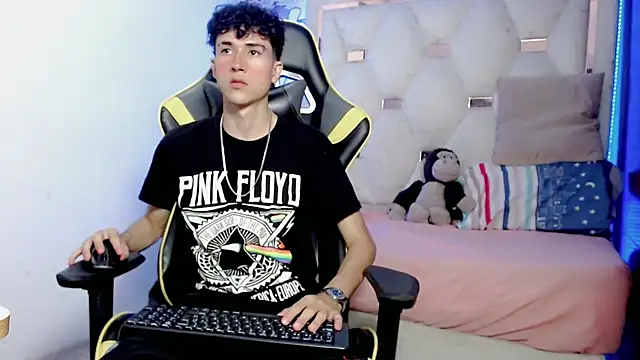 Snapshot of johnny_cagee chatting on 12-19-25, 04:41 johnny cagee online show from 12-19-25, 04:41