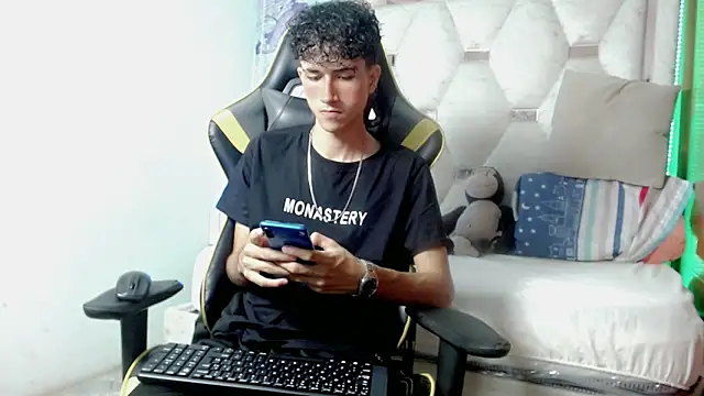 Snapshot of johnny_cagee chatting on 12-20-25, 03:57 johnny cagee online show from 12-20-25, 03:57