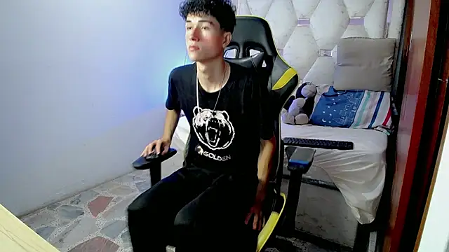 Snapshot of johnny_cagee chatting on 12-21-25, 04:08 johnny cagee online show from 12-21-25, 04:08