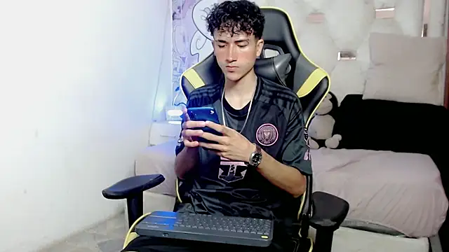 Snapshot of johnny_cagee chatting on 01-07-26, 04:15 johnny cagee online show from 01-07-26, 04:15