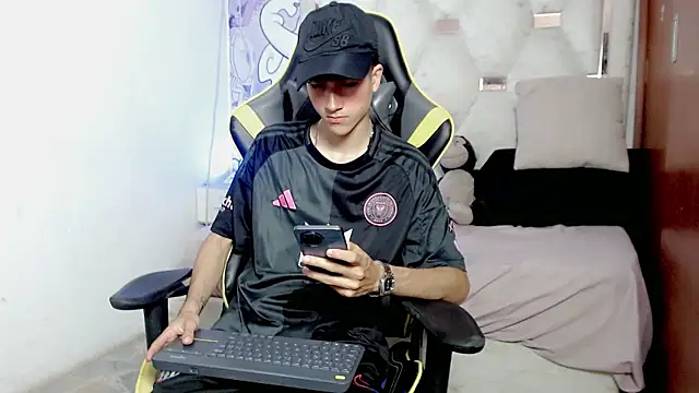 Snapshot of johnny_cagee chatting on 01-13-26, 03:34 johnny cagee online show from 01-13-26, 03:34