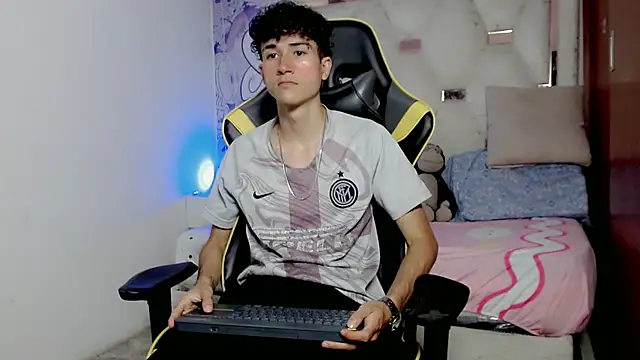 Snapshot of johnny_cagee chatting on 01-16-26, 03:32 johnny cagee online show from 01-16-26, 03:32