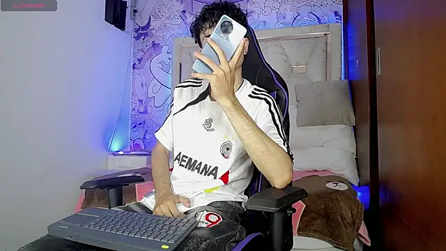 Snapshot of johnny_cagee chatting on 03-04-26, 04:29 johnny cagee online show from 03-04-26, 04:29