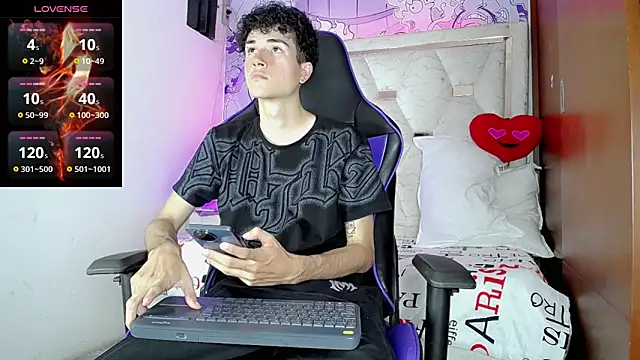 Snapshot of johnny_cagee chatting on 03-13-26, 03:46 johnny cagee online show from 03-13-26, 03:46